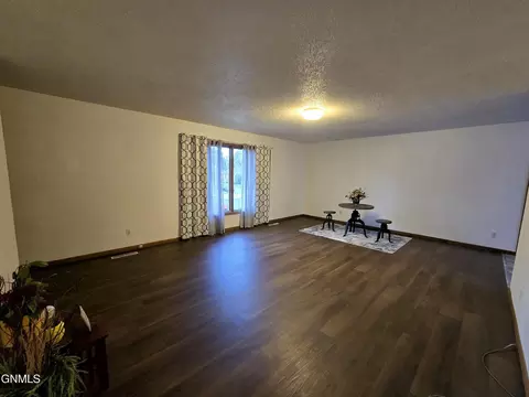403 8th St E, Williston, ND 58801 photo 7
