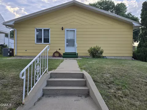 403 8th St E, Williston, ND 58801 photo 3