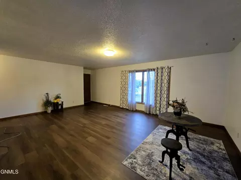 403 8th St E, Williston, ND 58801 photo 8