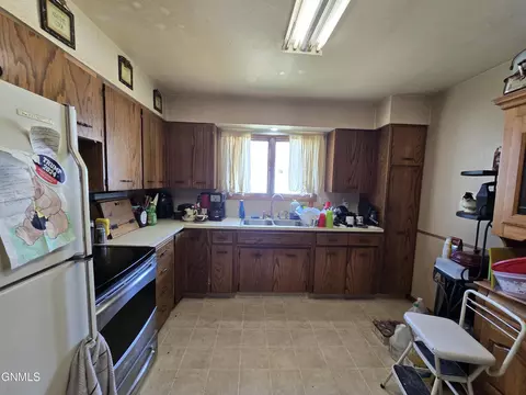 403 8th St E, Williston, ND 58801 photo 29