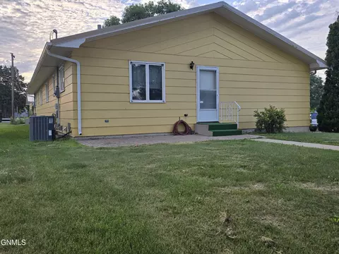 403 8th St E, Williston, ND 58801 photo 4