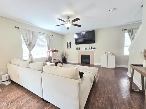 Living - 13704 Kristina St, Williston, ND 58801 photo 3 of 3