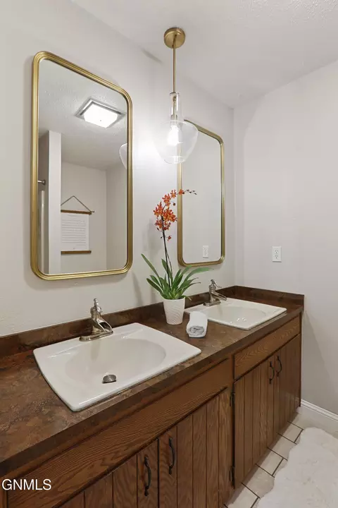Bath - 1613 E Hillcourt, Williston, ND 58801 photo 2 of 5