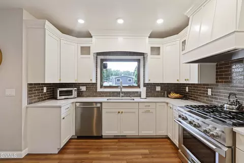 Kitchen - 1613 E Hillcourt, Williston, ND 58801 photo 4 of 7