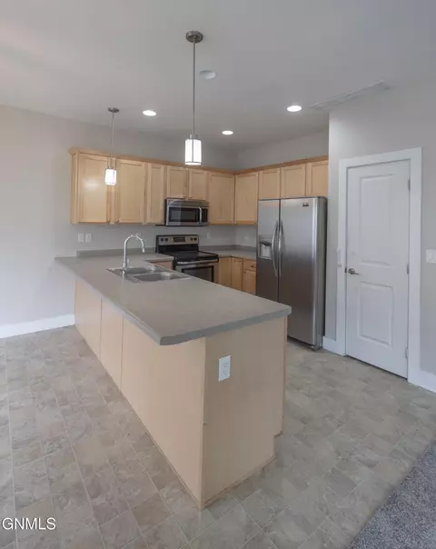 2804 27th St W, Williston, ND 58801 photo 4