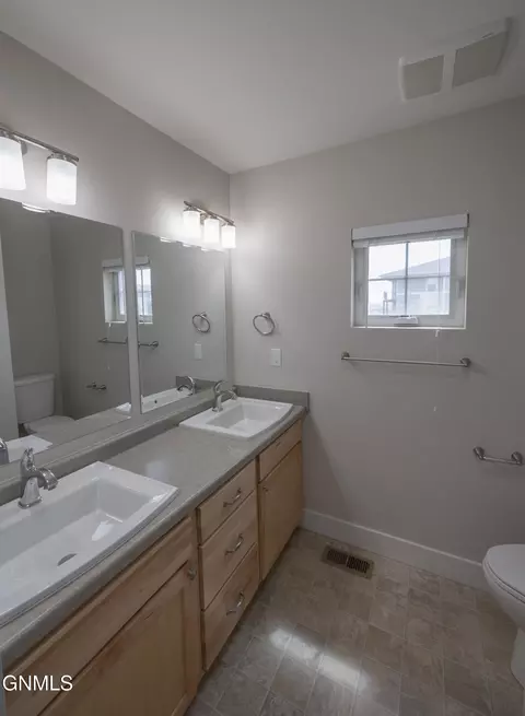 2804 27th St W, Williston, ND 58801 photo 9