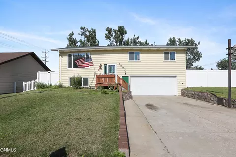 1807 8th Ave E, Williston, ND 58801 photo 2