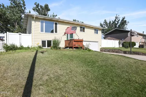 1807 8th Ave E, Williston, ND 58801 photo 3
