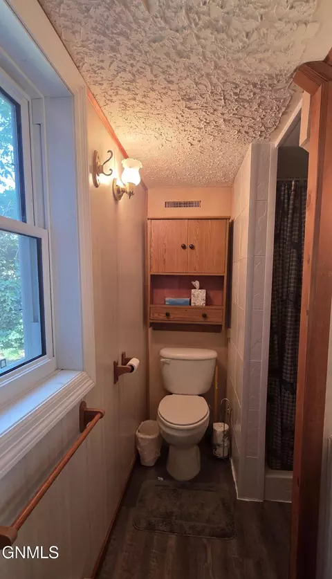Bath - 416 Franklin Ave, Larimore, ND 58251 photo 3 of 5