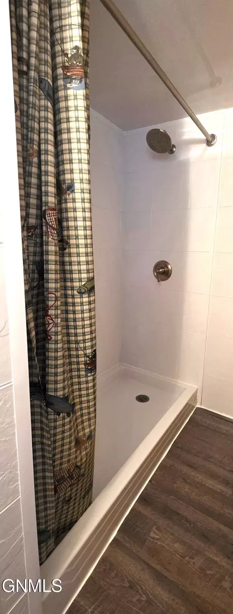 Bath - 416 Franklin Ave, Larimore, ND 58251 photo 2 of 5