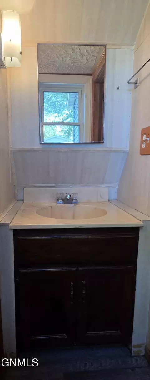 Bath - 416 Franklin Ave, Larimore, ND 58251 photo 1 of 5
