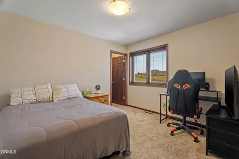 Bedroom - 2818 Hogan Dr, Bismarck, ND 58503 photo 4 of 6