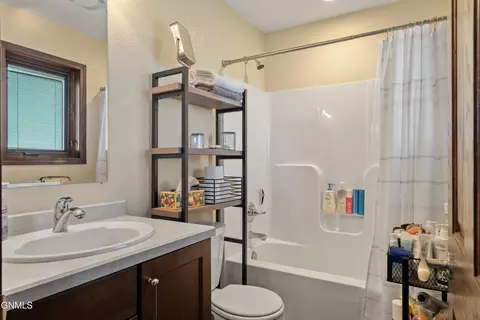 Bath - 2818 Hogan Dr, Bismarck, ND 58503 photo 4 of 6