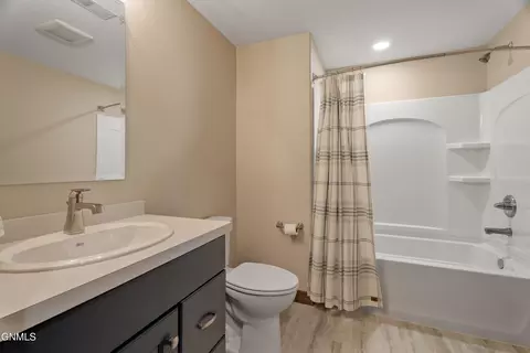 Bath - 2818 Hogan Dr, Bismarck, ND 58503 photo 6 of 6