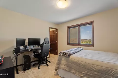 Bedroom - 2818 Hogan Dr, Bismarck, ND 58503 photo 5 of 6