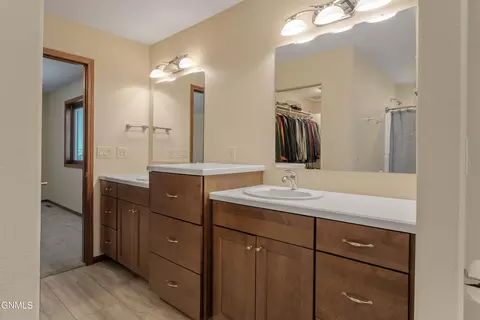 Bath - 2818 Hogan Dr, Bismarck, ND 58503 photo 1 of 6