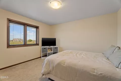 Bedroom - 2818 Hogan Dr, Bismarck, ND 58503 photo 3 of 6