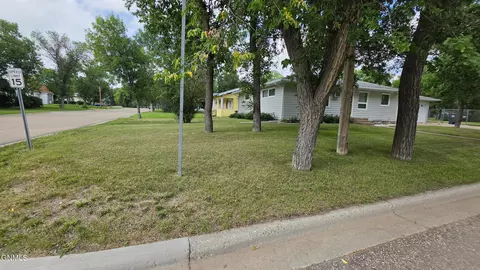 Exterior - 102 Robinson St, Grenora, ND 58845 photo 1 of 5