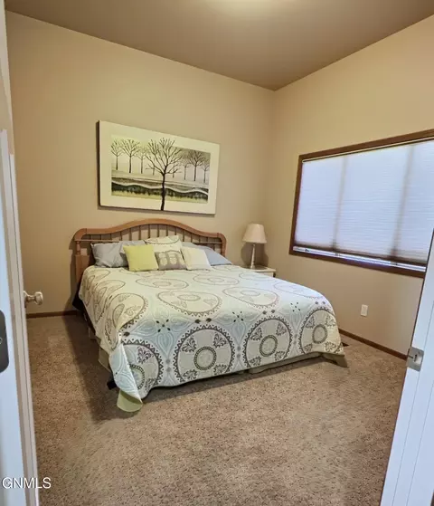 Bedroom - 4905 Cornice Dr, Bismarck, ND 58503 photo 3 of 8
