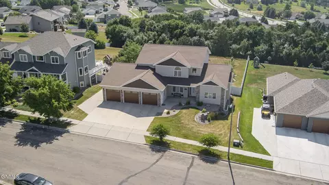 View/Area - 4905 Cornice Dr, Bismarck, ND 58503 photo 8 of 14