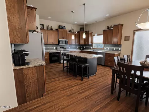 Kitchen - 4905 Cornice Dr, Bismarck, ND 58503 photo 7 of 10