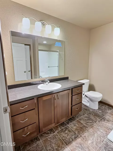 Bath - 4905 Cornice Dr, Bismarck, ND 58503 photo 13 of 14