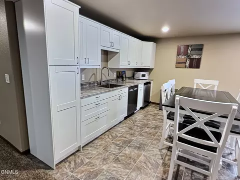 Kitchen - 4905 Cornice Dr, Bismarck, ND 58503 photo 10 of 10