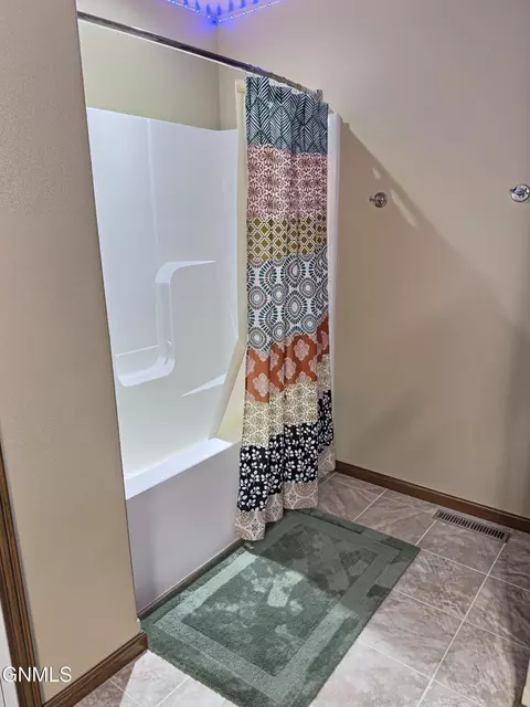 Bath - 4905 Cornice Dr, Bismarck, ND 58503 photo 11 of 14