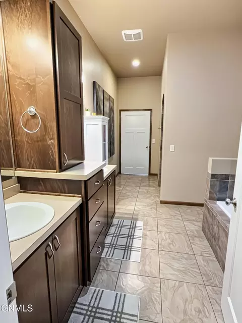 Bath - 4905 Cornice Dr, Bismarck, ND 58503 photo 5 of 14