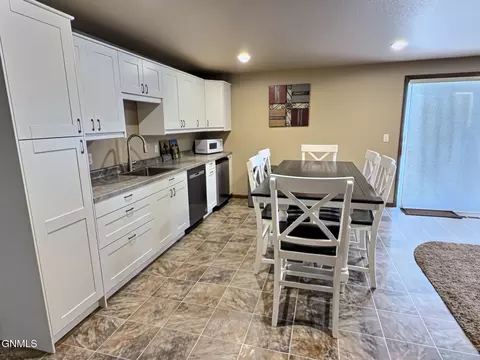 Kitchen - 4905 Cornice Dr, Bismarck, ND 58503 photo 8 of 10