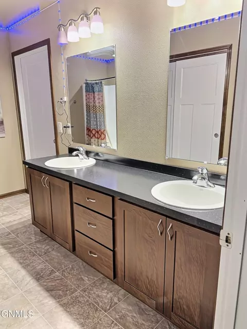 Bath - 4905 Cornice Dr, Bismarck, ND 58503 photo 12 of 14