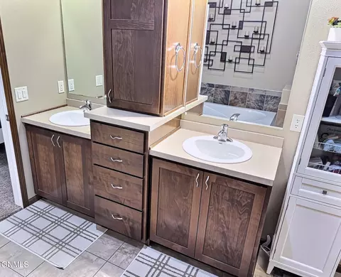 Bath - 4905 Cornice Dr, Bismarck, ND 58503 photo 7 of 14