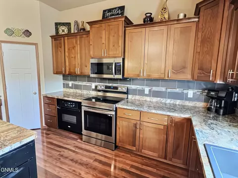 Kitchen - 4905 Cornice Dr, Bismarck, ND 58503 photo 2 of 10