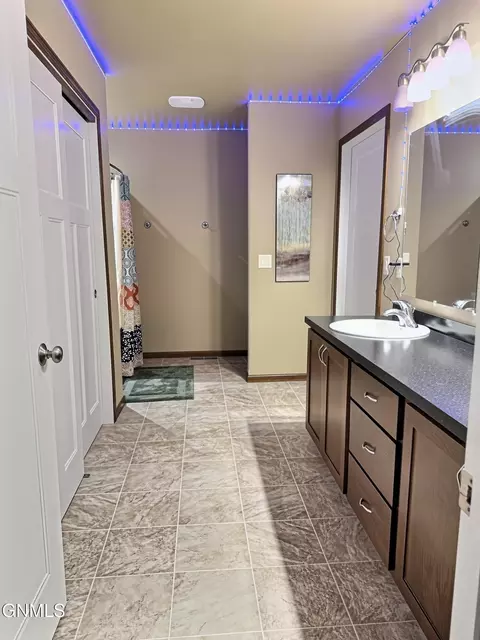 Bath - 4905 Cornice Dr, Bismarck, ND 58503 photo 10 of 14