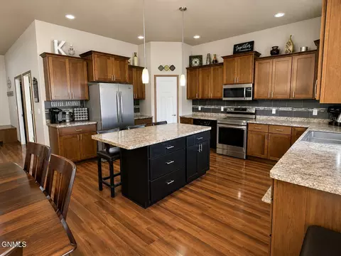 Kitchen - 4905 Cornice Dr, Bismarck, ND 58503 photo 6 of 10