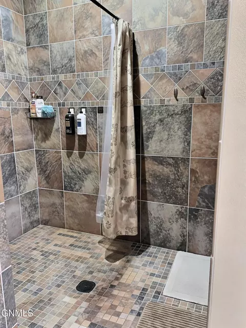 Bath - 4905 Cornice Dr, Bismarck, ND 58503 photo 2 of 14
