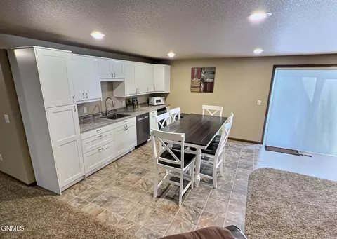 Kitchen - 4905 Cornice Dr, Bismarck, ND 58503 photo 9 of 10
