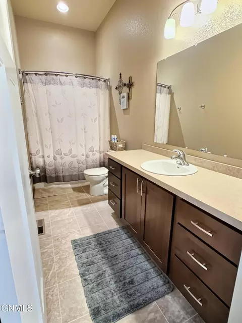 Bath - 4905 Cornice Dr, Bismarck, ND 58503 photo 9 of 14