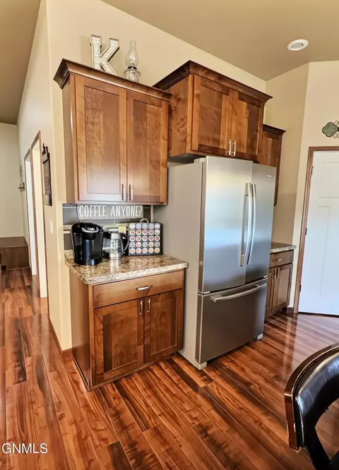 Kitchen - 4905 Cornice Dr, Bismarck, ND 58503 photo 5 of 10