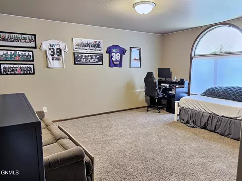 Bedroom - 4905 Cornice Dr, Bismarck, ND 58503 photo 6 of 8