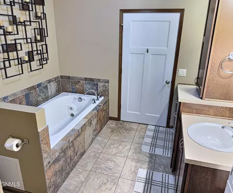 Bath - 4905 Cornice Dr, Bismarck, ND 58503 photo 8 of 14