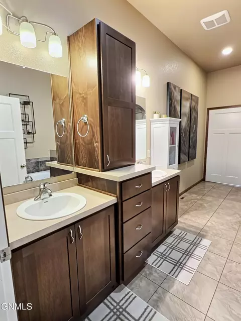 Bath - 4905 Cornice Dr, Bismarck, ND 58503 photo 4 of 14