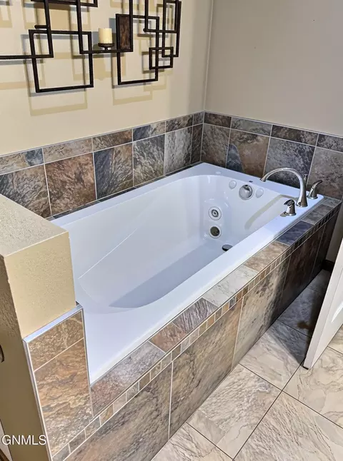 Bath - 4905 Cornice Dr, Bismarck, ND 58503 photo 3 of 14