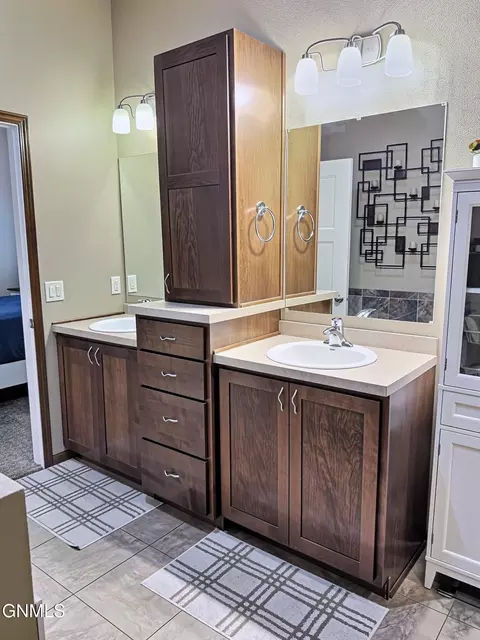 Bath - 4905 Cornice Dr, Bismarck, ND 58503 photo 6 of 14