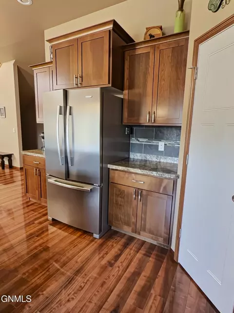 Kitchen - 4905 Cornice Dr, Bismarck, ND 58503 photo 4 of 10