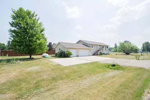 421 Lind Blvd, Harwood, ND 58042