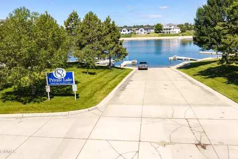 Exterior - 4049 Downing St, Bismarck, ND 58504 photo 6 of 16
