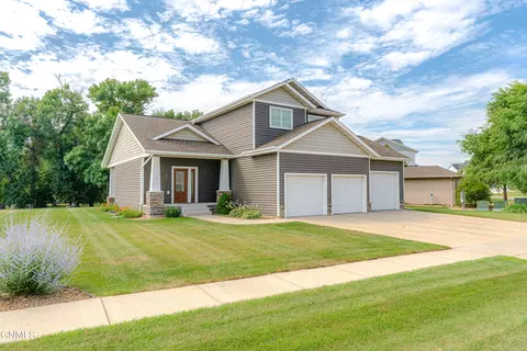 Exterior - 4049 Downing St, Bismarck, ND 58504 photo 10 of 16