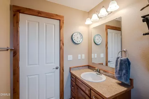 Bath - 4049 Downing St, Bismarck, ND 58504 photo 8 of 10