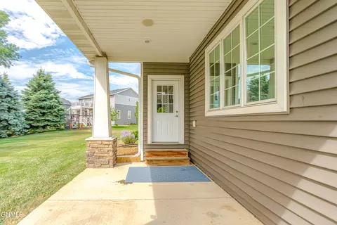 Exterior - 4049 Downing St, Bismarck, ND 58504 photo 12 of 16